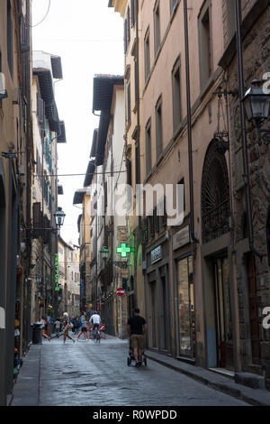 Voir le long d'une rue étroite à Florence, Italie Europe Banque D'Images