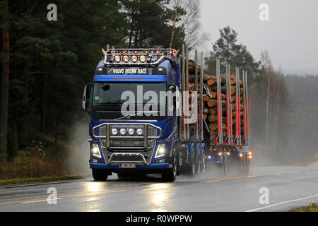 Salo, Finlande - le 2 novembre 2018 : Volvo FH16 750 m de grumier Sjolund magnifiquement Trans personnalisé avec des accessoires légers sur sombre automne route. Banque D'Images