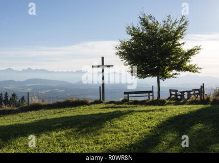 Suis Holzkreuz Auerberg, Blick in die Alpen, Bayern, BRD Banque D'Images