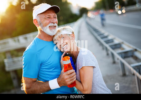 D'âge mûr n'est faire du sport en plein air. Concept de vie sain Banque D'Images