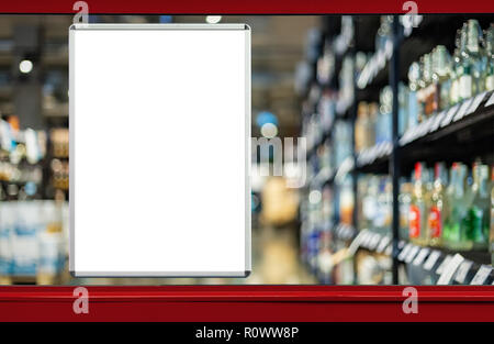 Comité de la publicité vide en vitrine des magasins des alcools Banque D'Images