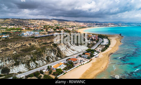 Vue aérienne. Plage publique à proximité de la Scala dei Turchi. Realmonte, près de Porto Empedocle, le sud de la Sicile, en Italie. Banque D'Images