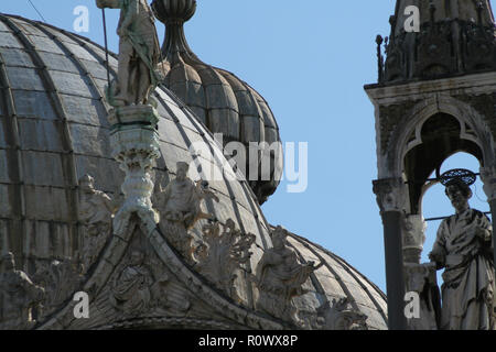 Venise, basilique San Marco, détail des dômes avec frises et Pinnacle Banque D'Images