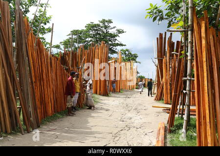 Traders bangladais afficher bois et bambou à vendre à Kaikcarateke marché hebdomadaire, district de Narayanganj au Bangladesh.village hebdomadaire habituellement le marché l Banque D'Images