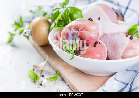 Cuisses de poulet cru pour la bbc avec des herbes et des épices Banque D'Images