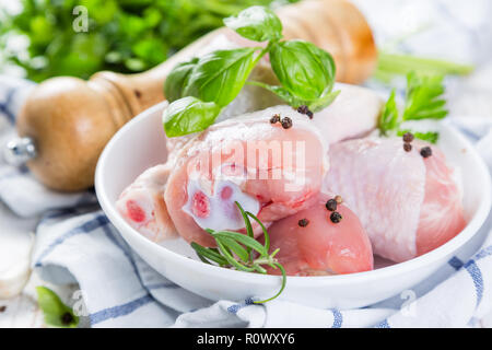 Cuisses de poulet cru pour la bbc avec des herbes et des épices Banque D'Images