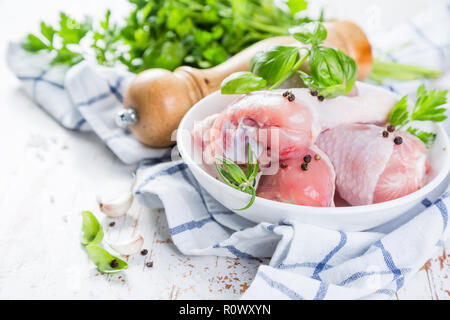 Cuisses de poulet cru pour la bbc avec des herbes et des épices Banque D'Images