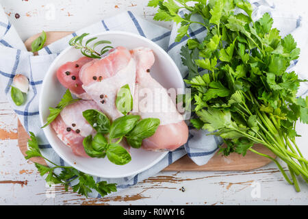 Cuisses de poulet cru pour la bbc avec des herbes et des épices Banque D'Images