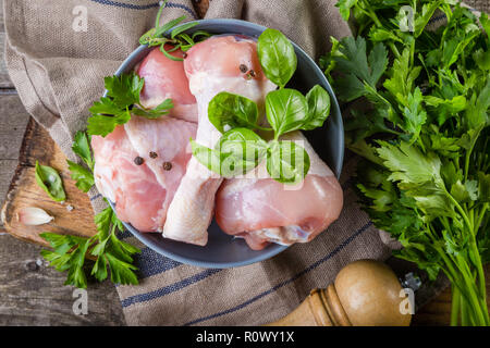 Cuisses de poulet cru pour la bbc avec des herbes et des épices Banque D'Images