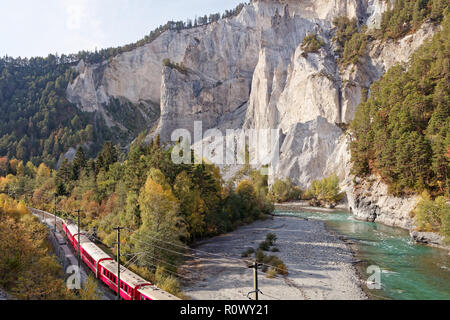 En passant par train Glacier Express en automne ensoleillé Ruinaulta - Rheinschlucht (gorge du Rhin) près de Versam-Safien, Suisse Banque D'Images