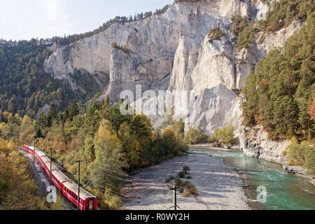 En passant par train Glacier Express en automne ensoleillé Ruinaulta - Rheinschlucht (gorge du Rhin) près de Versam-Safien, Suisse Banque D'Images