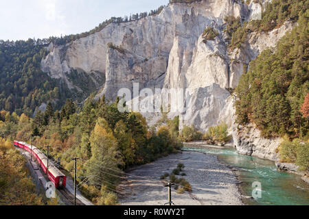 En passant par train Glacier Express en automne ensoleillé Ruinaulta - Rheinschlucht (gorge du Rhin) près de Versam-Safien, Suisse Banque D'Images