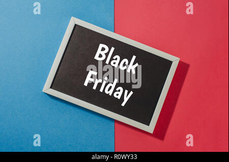 Le vendredi noir - Texte sur tableau noir sur fond bleu et rouge. Banque D'Images