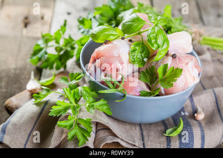 Cuisses de poulet cru pour la bbc avec des herbes et des épices Banque D'Images