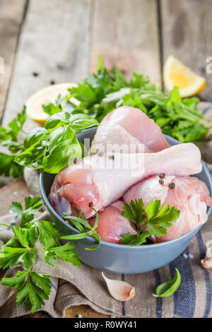 Cuisses de poulet cru pour la bbc avec des herbes et des épices Banque D'Images