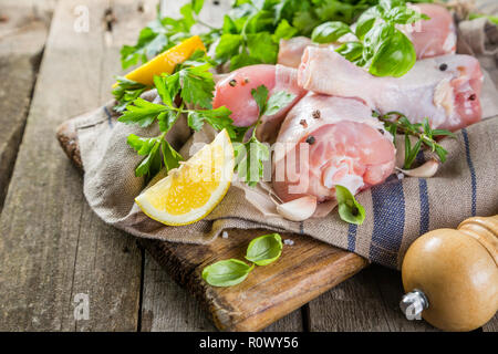 Cuisses de poulet cru pour la bbc avec des herbes et des épices Banque D'Images