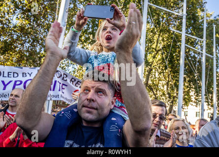 Londres, Royaume-Uni. 20 octobre, 2018. Père avec sa fille. Vote du peuple pour mars nouveau Brexit référendum. Banque D'Images