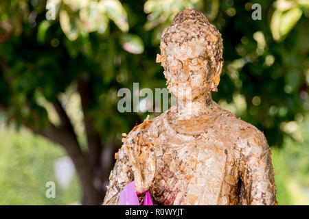 Statue de Bouddha en bronze isolé sur fond blanc - Foto fabriqués en Thaïlande - Asie Banque D'Images