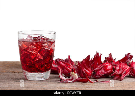 Verre de cocktail sans alcool roselle avec fruits de la roselle ou Hibiscus sabdariffa sur sol en bois isolé sur blanc avec clipping path .Jamaïque sorrel . Banque D'Images