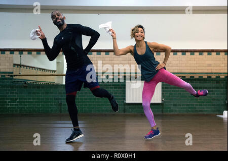 Strictly Come Dancing l'investiture Charles Venn et Karen Clifton pratiquer leur dernière danse de routine, le Charleston, à un studio de danse à Londres. Banque D'Images