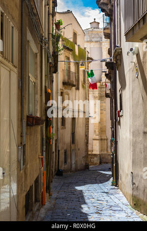 Rue traditionnelle étroite à Caltagirone, en Sicile, Italie. Banque D'Images