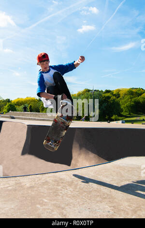Une planche d'Ollie un bol au skate park obtenir quelques graves l'air. Stoke Plaza, parc de skate, skateboard, cool Banque D'Images