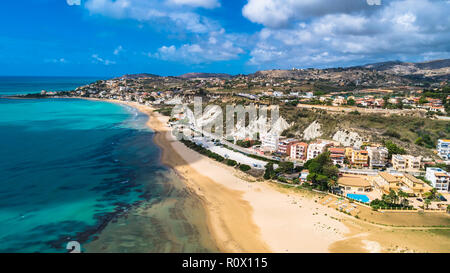 Vue aérienne. Plage publique à proximité de la Scala dei Turchi. Realmonte, près de Porto Empedocle, le sud de la Sicile, en Italie. Banque D'Images