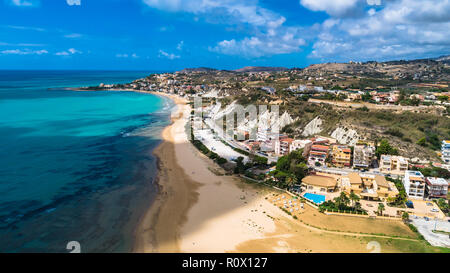 Vue aérienne. Plage publique à proximité de la Scala dei Turchi. Realmonte, près de Porto Empedocle, le sud de la Sicile, en Italie. Banque D'Images