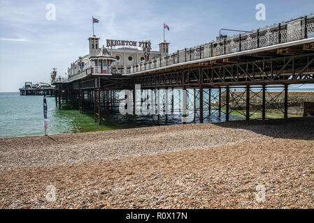 La jetée de Brighton Sussex England,vu à partir de la plage de galets et de la mer Banque D'Images