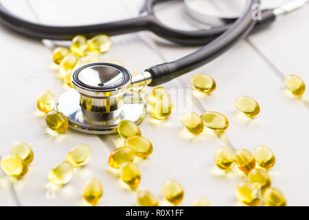 Omega 3 capsules de gel et stéthoscope. Banque D'Images