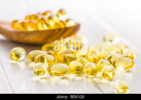 Omega 3 capsules de gel sur tableau blanc. Banque D'Images