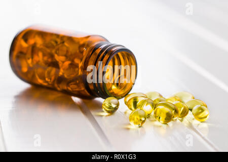 Omega 3 capsules de gel en bouteille en verre. Banque D'Images