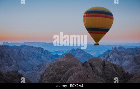 Montgolfière sur le mont Sinaï Moïse coucher du soleil Banque D'Images