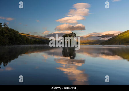 Lever du soleil sur le Loch Tay, Perthshire, en Écosse, à l'égard Ben Lawers Banque D'Images