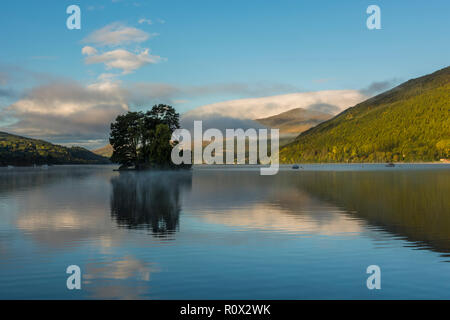 Une île dans le Loch Tay, Perthshire, en Écosse, à l'égard Ben Lawers Banque D'Images