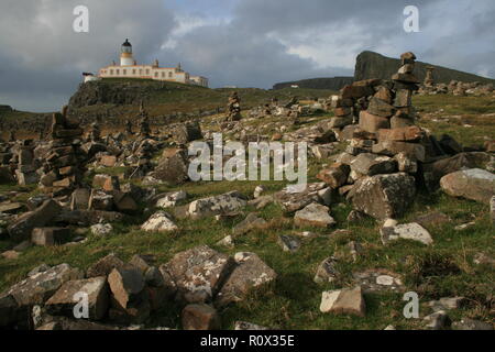 Neist point Lighthouse et Cairn, Isle of Skye, Écosse, Royaume-Uni. Banque D'Images