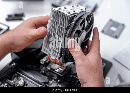 L'installation ou la réparation de l'air Système de refroidissement du processeur du PC. Banque D'Images