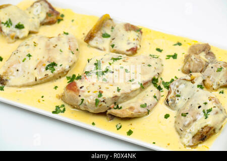 Filets et cuisses de faisan cuisinés maison qui ont été frits puis mijotés dans une sauce de bouillon de poulet, crème double et herbes. Dorset Angleterre Royaume-Uni Banque D'Images