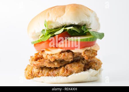 Un filet de faisan cuit maison d'un faisan tiré sur un gameshoot poussé sur un hamburger. Le filet a été frit dans une couche de farine ordinaire, Celery sa Banque D'Images