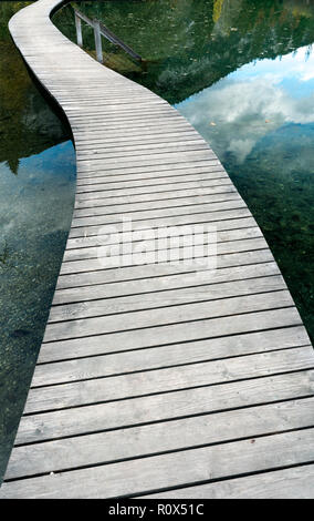 Longue et sinueuse sur une jetée promenade en bois clair bleu foncé près du lac de montagne Banque D'Images
