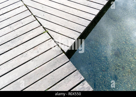 Résumé détail de trottoir de bois sur la rive d'un lac de montagne bleu Banque D'Images