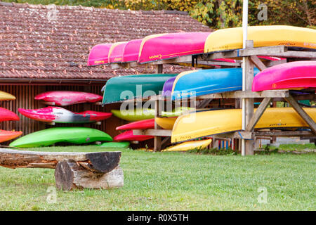 Versam-Safien, Suisse - 16 octobre 2018 : Kayaks et canots près de la gare de stockage Banque D'Images