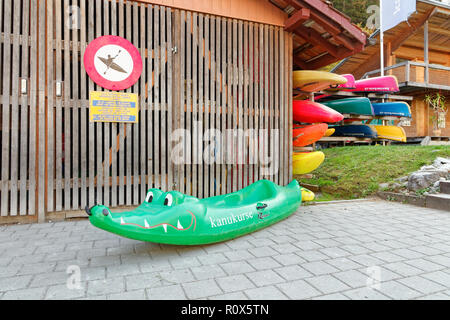 Versam-Safien, Suisse - 16 octobre 2018 : Crocodile-comme le canoë, signe PAS kayking et colorée des kayaks et canots près de la gare de stockage Banque D'Images