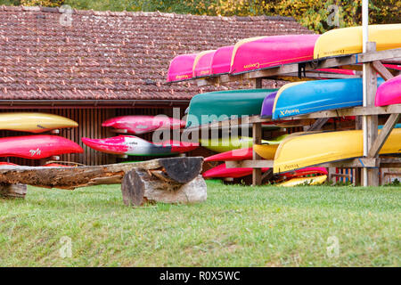 Versam-Safien, Suisse - 16 octobre 2018 : Kayaks et canots près de la gare de stockage Banque D'Images