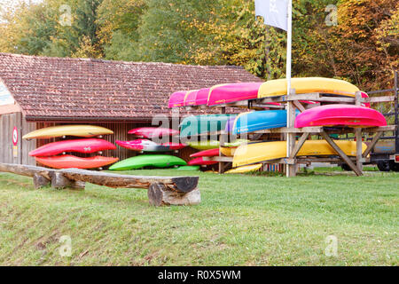 Versam-Safien, Suisse - 16 octobre 2018 : Kayaks et canots près de la gare de stockage Banque D'Images