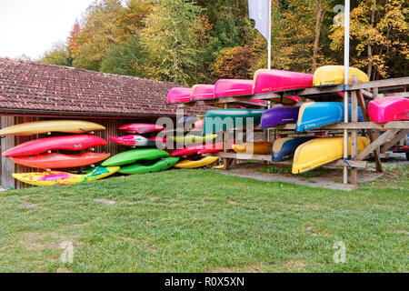 Versam-Safien, Suisse - 16 octobre 2018 : Kayaks et canots près de la gare de stockage Banque D'Images