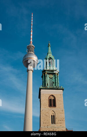 Fernsehturm (tour de télévision de Berlin) et l'église Sainte-Marie (Marienkirche) Banque D'Images