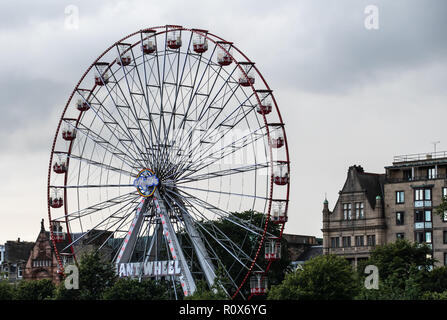 Edinburgh, Royaume-Uni - 10 août 2018 : Le géant de l'est d'Édimbourg roue dans Princes Street Garden sur un jour gris Banque D'Images