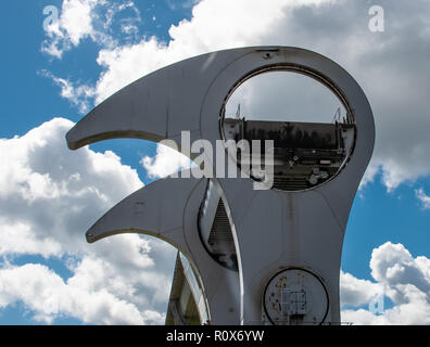 Falkirk, Royaume-Uni - 09 août 2018 : La roue de Falkirk canal mécanique ascenseur reliant le Canal de l'Union européenne pour le Forth and Clyde Canal Banque D'Images