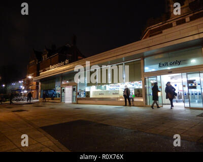 Basingstoke, Royaume-Uni - 11 janvier 2018 : l'entrée principale de la gare de Basingstoke à nght Banque D'Images